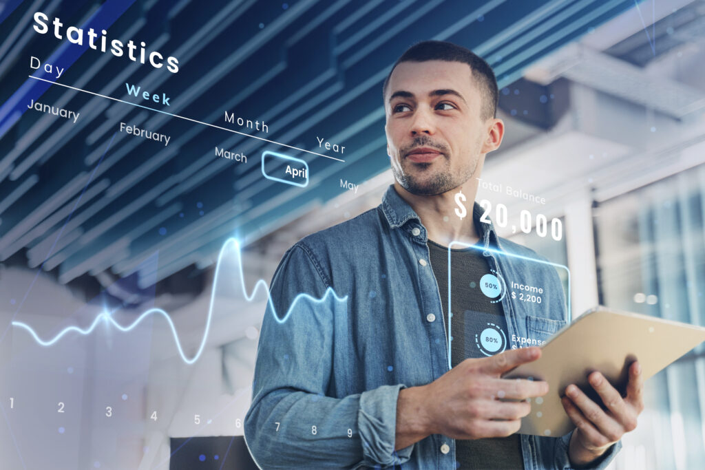 Datos sin restricciones: la clave para hacer inteligencia de mercados en 2023 31 hombre usando tableta trabajar conectarse otros